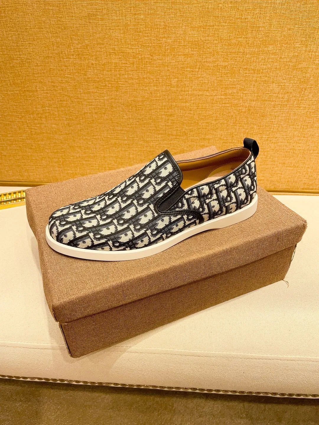 Factory price 380🔥[Dior] The latest 2024 new model is carefully crafted and set off the audience! An international brand that continues to innovate. This men's all-season casual shoe, the original version, has an all-leather upper, breathable and comfortable leather feet ➕Rubber non-slip outsole, breathable and comfortable, quality speaks for itself👄Color: two colors Size: 38-44